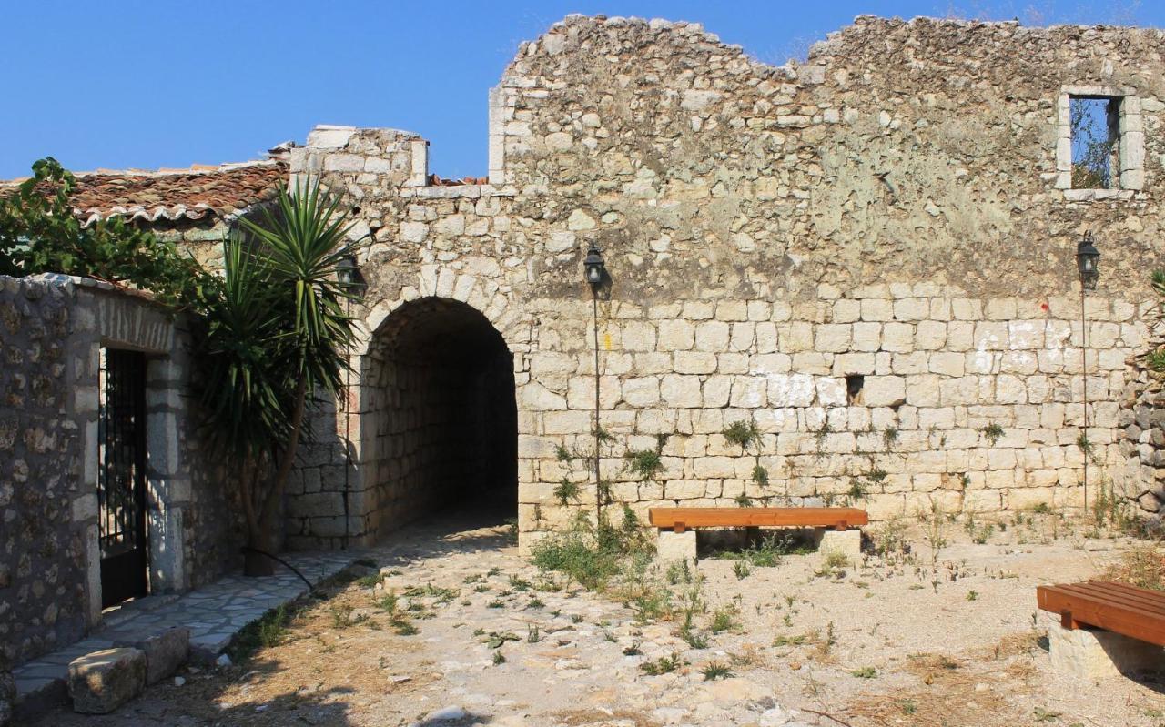 Mpolanos Guesthouse Himarë Exterior foto